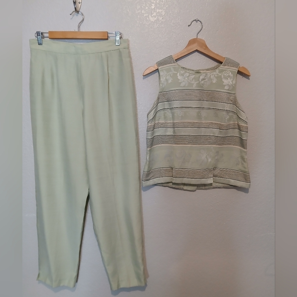 Elegant Women's Green Pantsuit